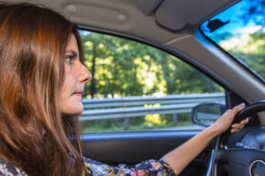 çekici genç kadın sürüş araba