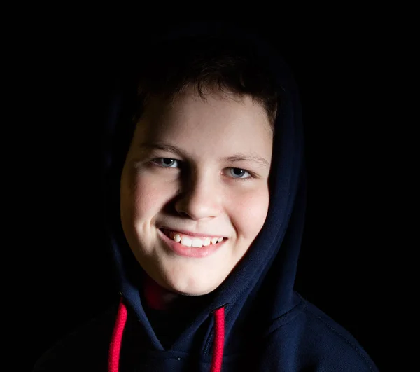 Retrato de un adolescente en una capucha —  Fotos de Stock