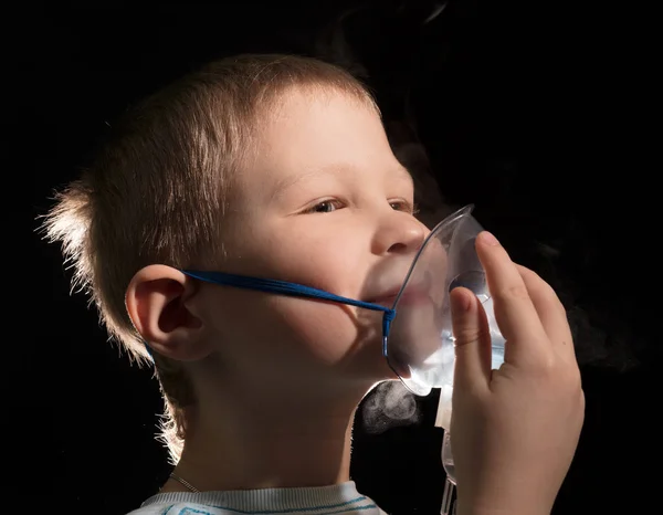 Niño respirando a través de la máscara del nebulizador —  Fotos de Stock