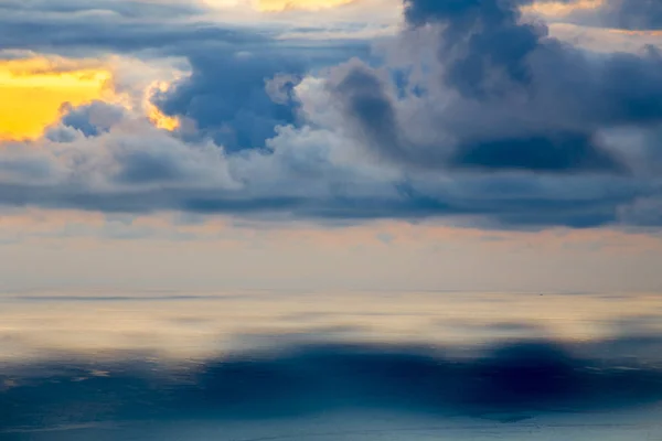 Bellissimo paesaggio marino con acqua blu — Foto Stock