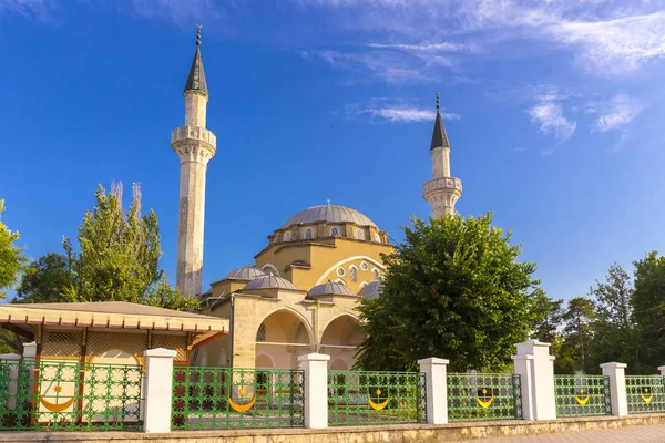 Vista sobre a antiga mesquita na cidade de Evpatoria — Fotografia de Stock