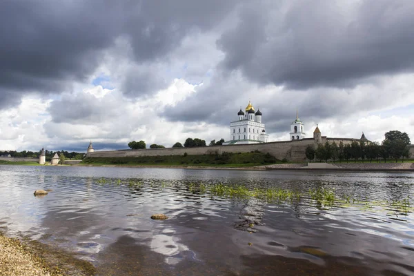 Uitzicht op de kathedraal van de Trinity in het Kremlin Pskov — Stockfoto