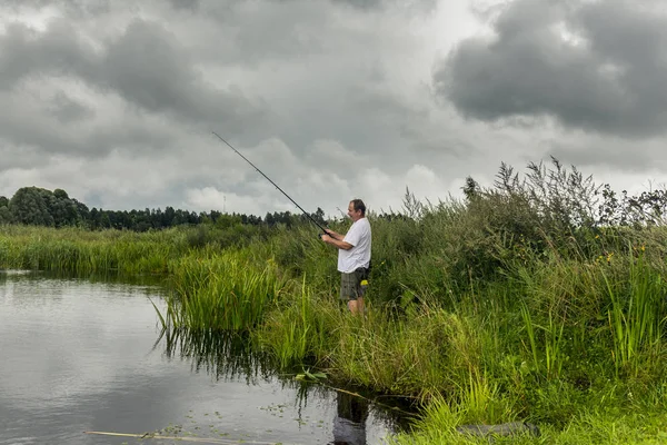 Hombre de mediana edad pesca —  Fotos de Stock