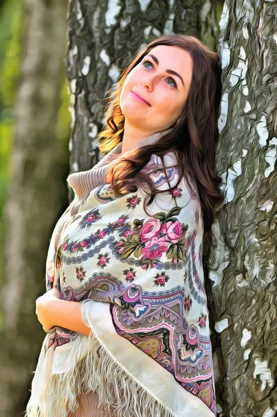 Mujer atractiva en la bufanda tradicional rusa de pie cerca de abedul — Foto de Stock