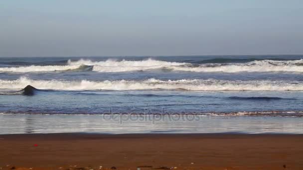 Uitzicht op Atlantische Oceaan strand in Casablanca, Marokko — Stockvideo