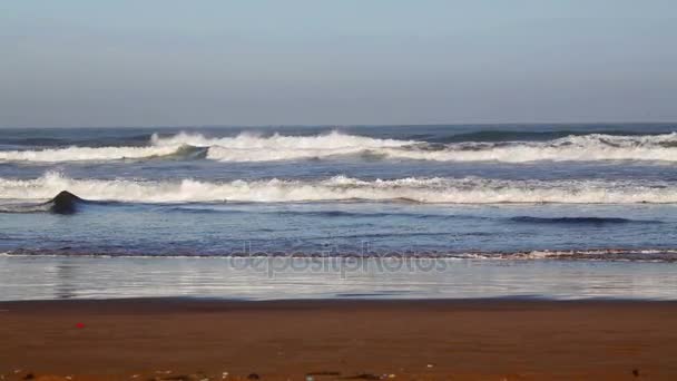 Vista da praia do Oceano Atlântico em Casablanca, Marrocos — Vídeo de Stock