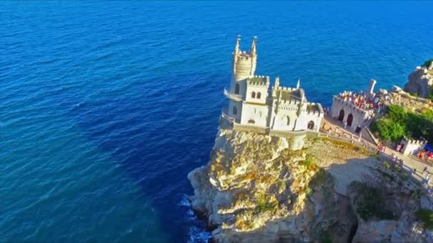 Luchtfoto uitzicht op kasteel Nest zwaluwen — Stockvideo