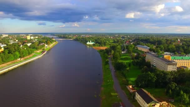 Letecký pohled na starém městě Pskov — Stock video