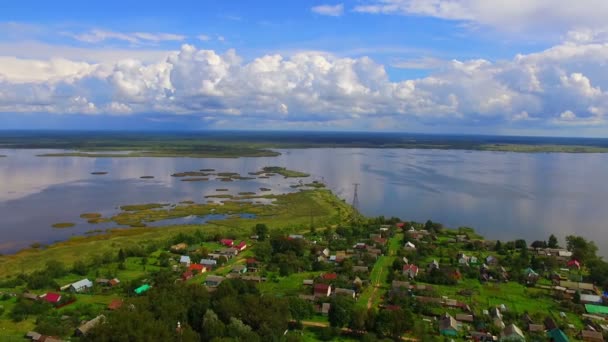 Luchtfoto op de nederzetting op de oever van lake — Stockvideo