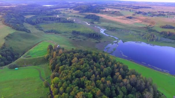 Vôo de drone sobre bela paisagem e antigo hillfort — Vídeo de Stock