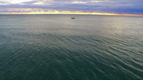 Vista aérea en lancha a motor en el mar — Vídeo de stock