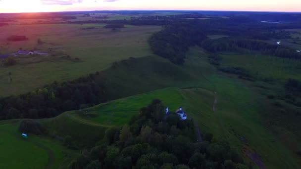 Vôo de drone sobre bela paisagem e antigo hillfort — Vídeo de Stock