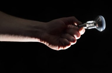 Elektrik lambası tutan el mans