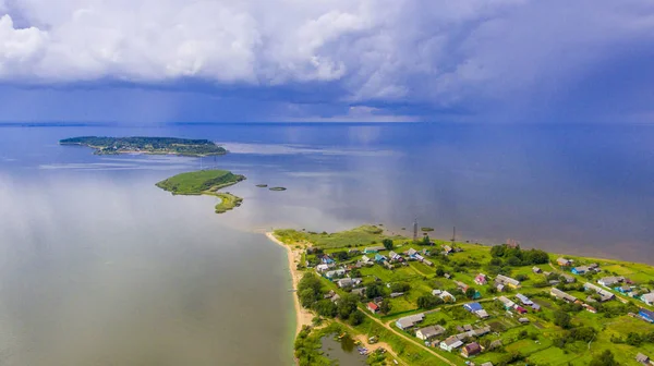 Luchtfoto uitzicht op Lake Pskov en Talabski eilanden — Stockfoto