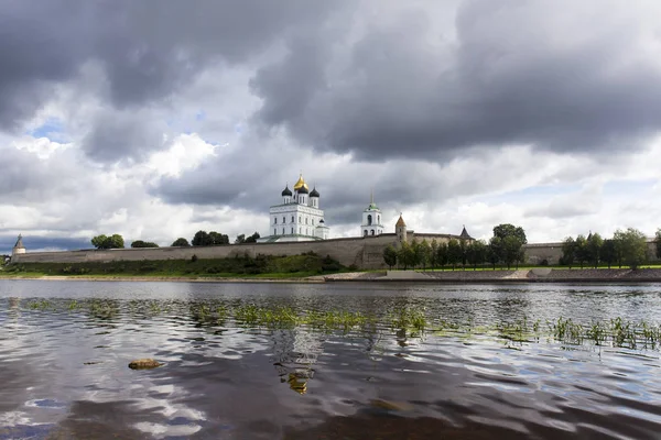 Θέα στον καθεδρικό ναό της Αγίας Τριάδας στο Κρεμλίνο Pskov — Φωτογραφία Αρχείου