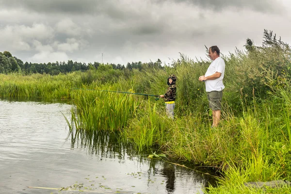 Padre e hijo pequeño de pesca —  Fotos de Stock