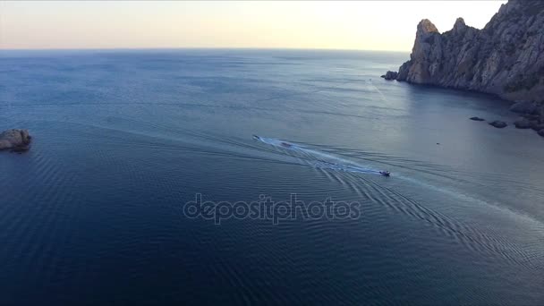 Vista aerea sulla baia e sulle montagne — Video Stock