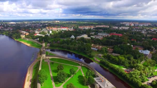 Вид с воздуха на Троицкий собор в Псковском Кремле — стоковое видео