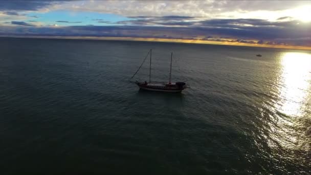 Luchtfoto op het schip zeilen op de zee — Stockvideo