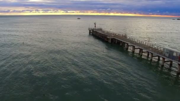 Drone vlucht over de pier van de zee met beacon — Stockvideo
