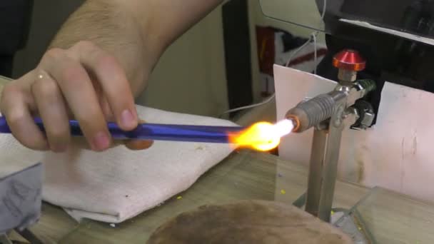 Hombre trabajando en taller de soplado de vidrio — Vídeos de Stock