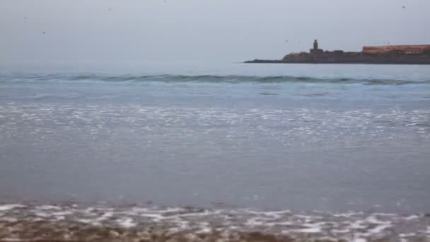 Strand van de Atlantische Oceaan in de buurt van de stad Essaouira, Marokko — Stockvideo