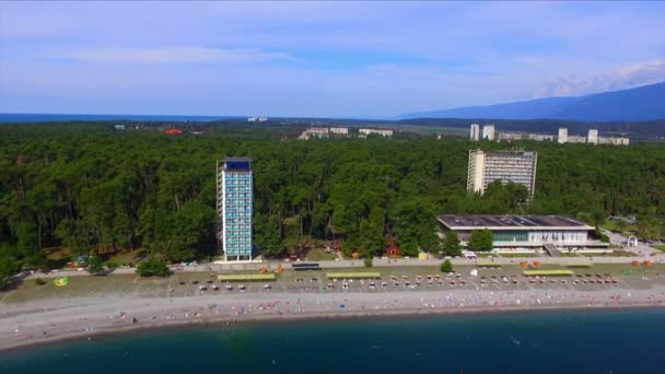 Letecký pohled na resort města destinaci Pitsunda — Stock video