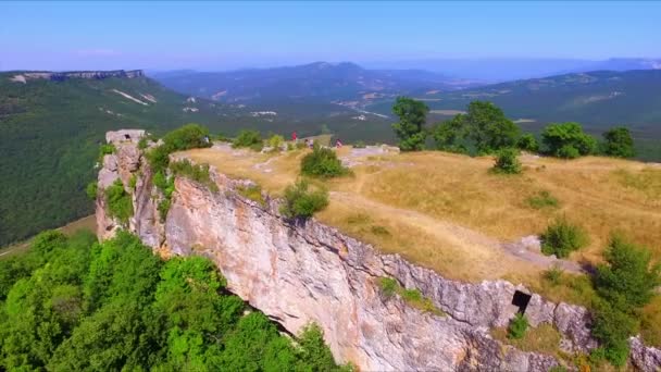 Vista aérea de la fortaleza en ruinas de Mangup Kale en la meseta — Vídeo de stock