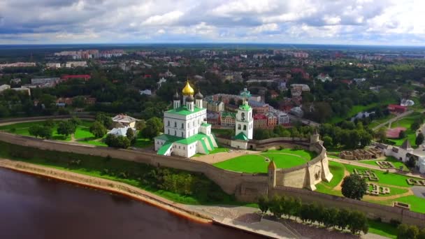 Letecký pohled na katedrálu Trinity v Kremlu Pskov — Stock video