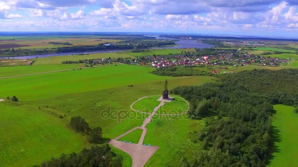 Pitvari megtekintése, a zöld mezők az emlékmű a memóriában, a harc a jégen — Stock videók