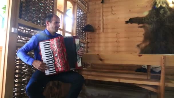 Мужчина играет на аккордеоне — стоковое видео