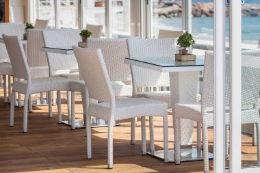 Beyaz mobilyalar ile modern café iç