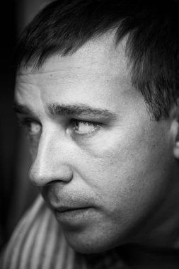 Tek renkli genç adam portresi