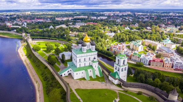 Luchtfoto van de Trinity kathedraal, Pskov Kremlin — Stockfoto