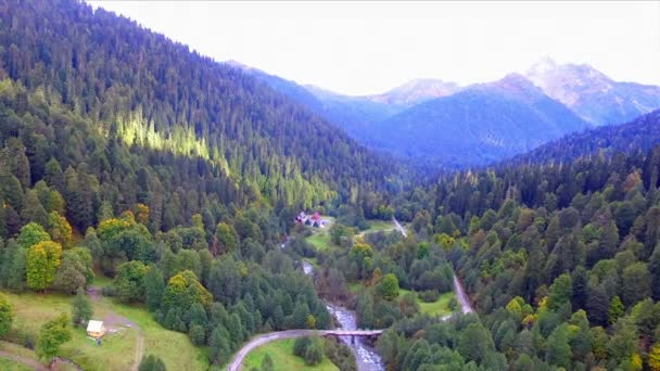 Hermosa vista aérea sobre el valle de la montaña del Cáucaso — Vídeos de Stock