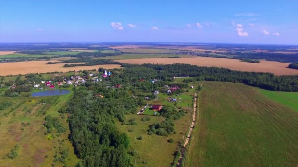 Létání nad zemědělské půdy obdělávané pole a vesnice — Stock video