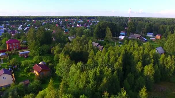 Luchtfoto van zomer residentie dorp — Stockvideo