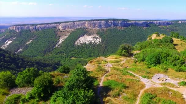 Plato üzerinde Mangup Kale kale üzerinde havadan görünümü — Stok video