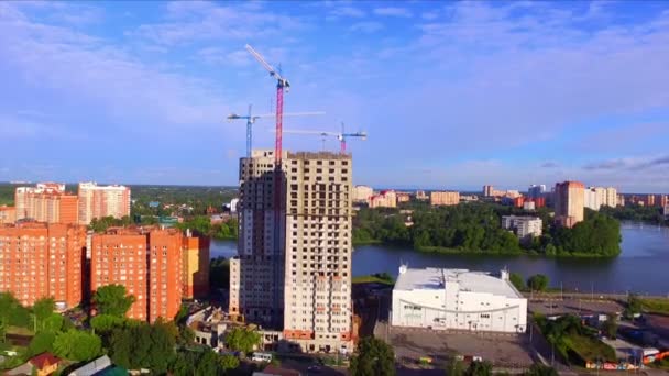 Vista aérea del edificio de gran altura en construcción — Vídeos de Stock