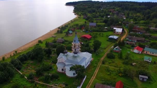Drone vlucht over de kerk in het dorp — Stockvideo