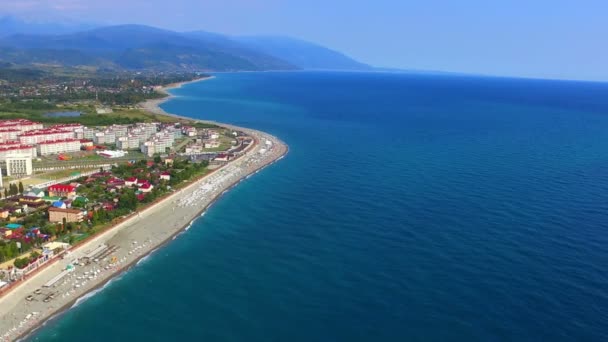 Vista aérea en la orilla del mar con playa larga — Vídeo de stock