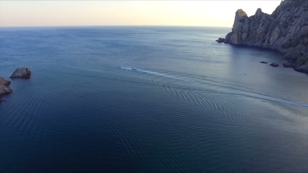 Vue aérienne sur la baie et les montagnes — Video