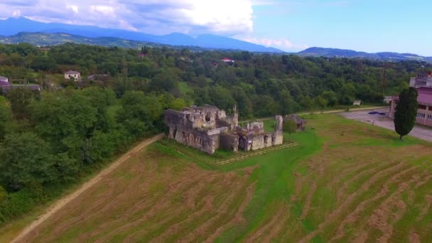 Veduta aerea sulle rovine del palazzo dei principi Shervashidze — Video Stock