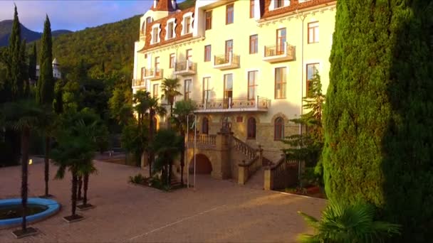 Vol par drone au-dessus du bâtiment d'architecture classique — Video