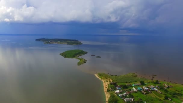 Flygfoto över Pskov sjön och Talabski-öarna — Stockvideo