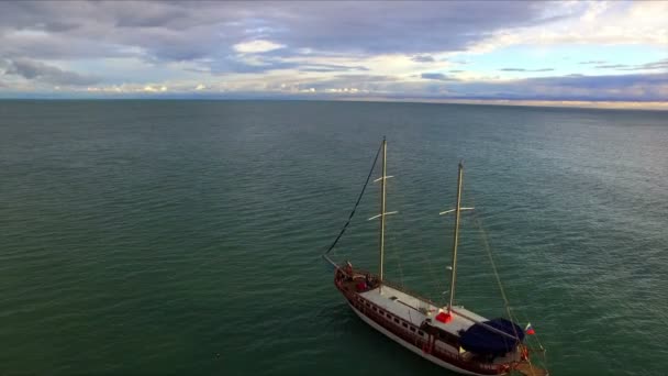 Luchtfoto op het schip zeilen op de zee — Stockvideo