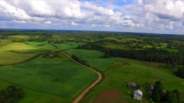 Vuelo con drones sobre las tierras de cultivo — Vídeo de stock