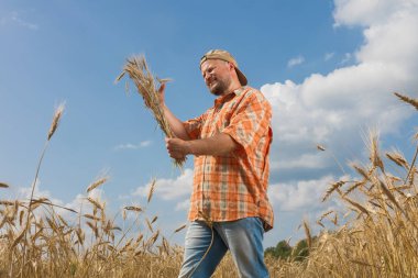 Çiftçi kap ayakta Field