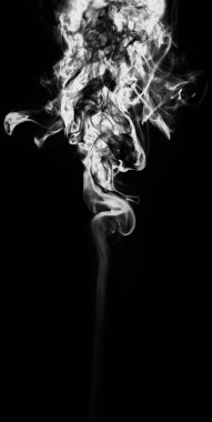 Beyaz fantezi siyah arka plan üzerine duman