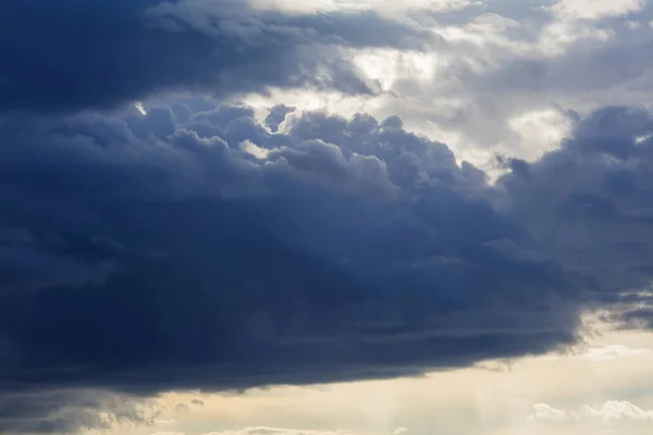 Δραματικό ουρανό και τα σύννεφα εναέρια άποψη — Φωτογραφία Αρχείου